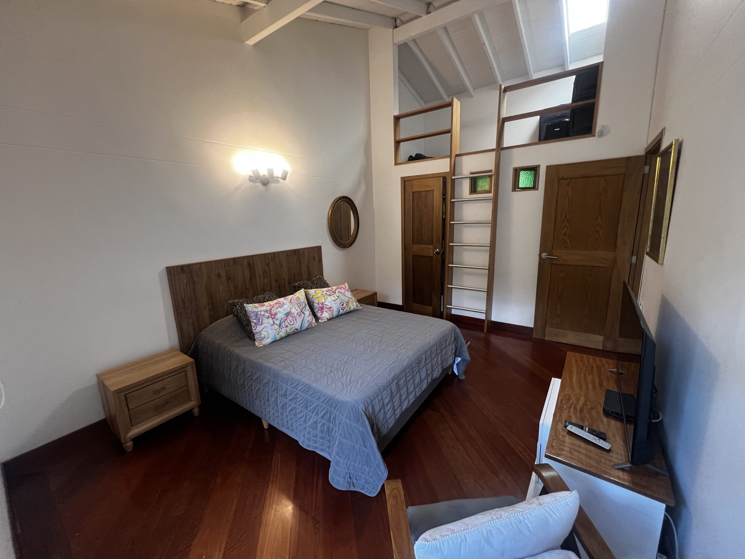 Elegant Three-Bedroom House with Amazing Patio, Located in El Poblado [Medellin] — imagen 1