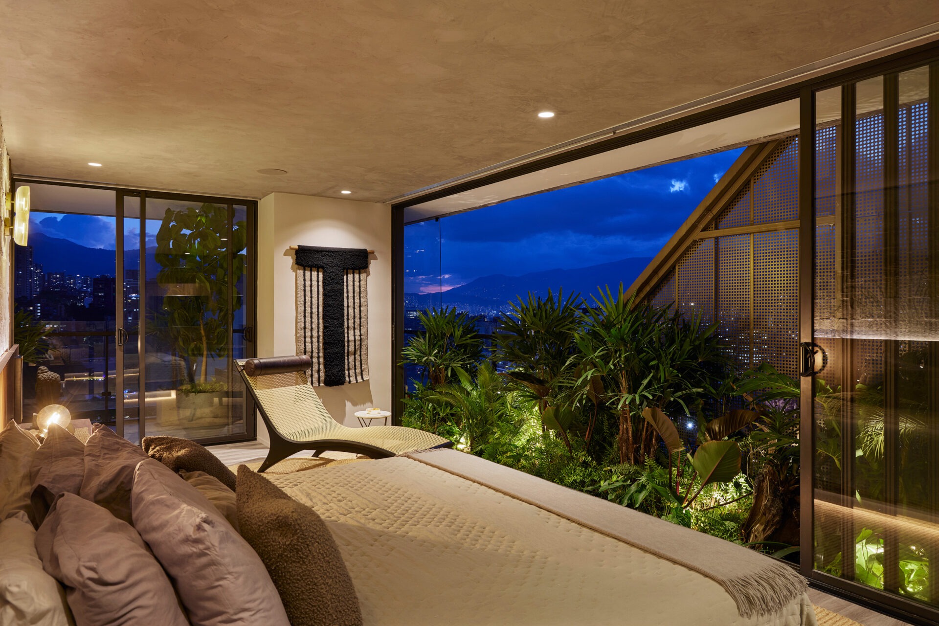 Turn-Key Artistic Apartment with private Terrace and Jacuzzi in Wake Building Daily Rental — imagen 3