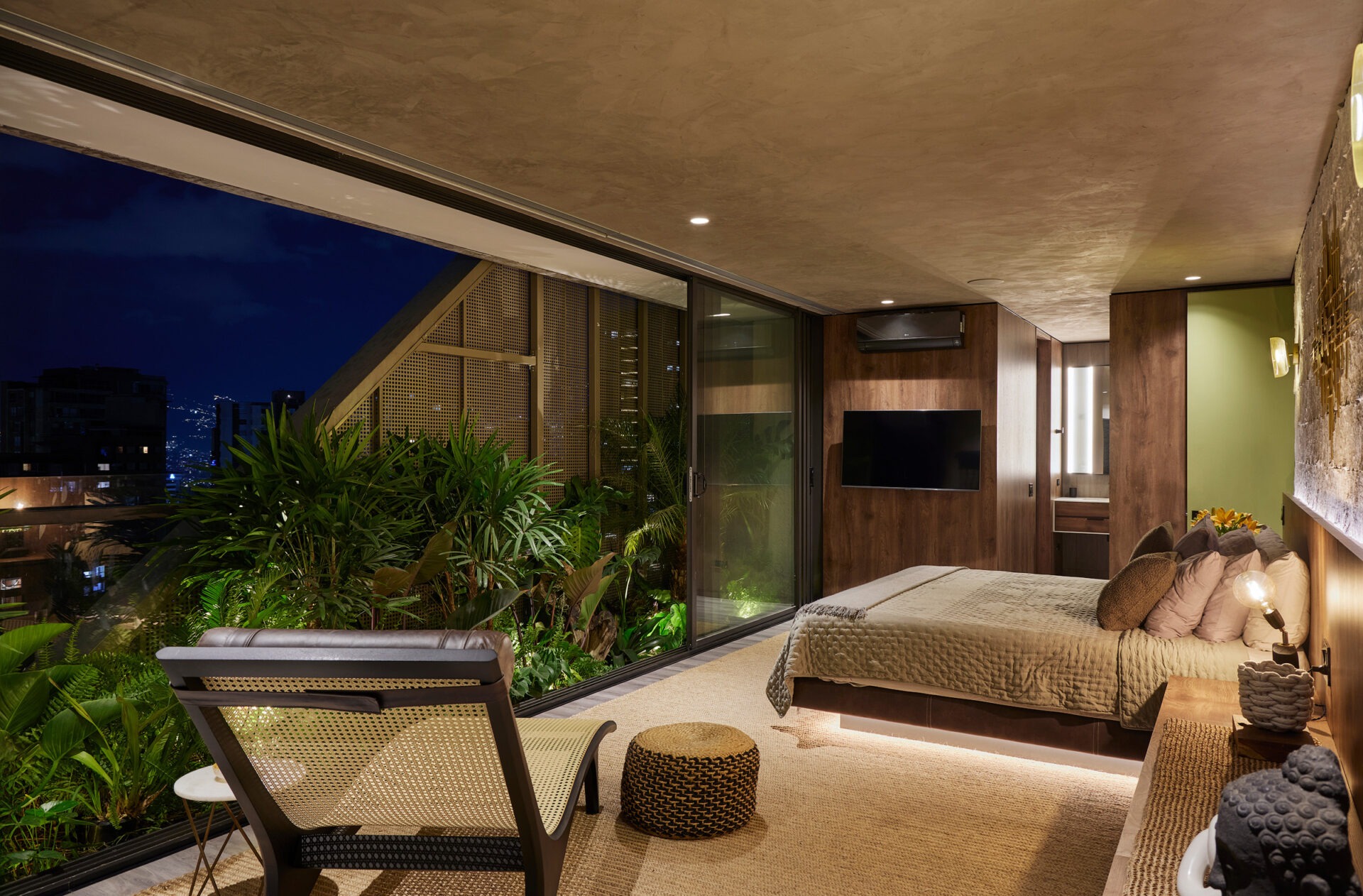 Turn-Key Artistic Apartment with private Terrace and Jacuzzi in Wake Building Daily Rental — imagen 4