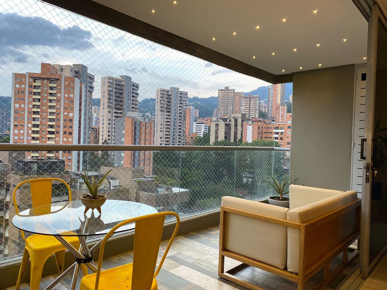 Stunning Three-Bedroom Apartment, Located in El Poblado-Walking steps to Provenza with Amazing views. — imagen 4