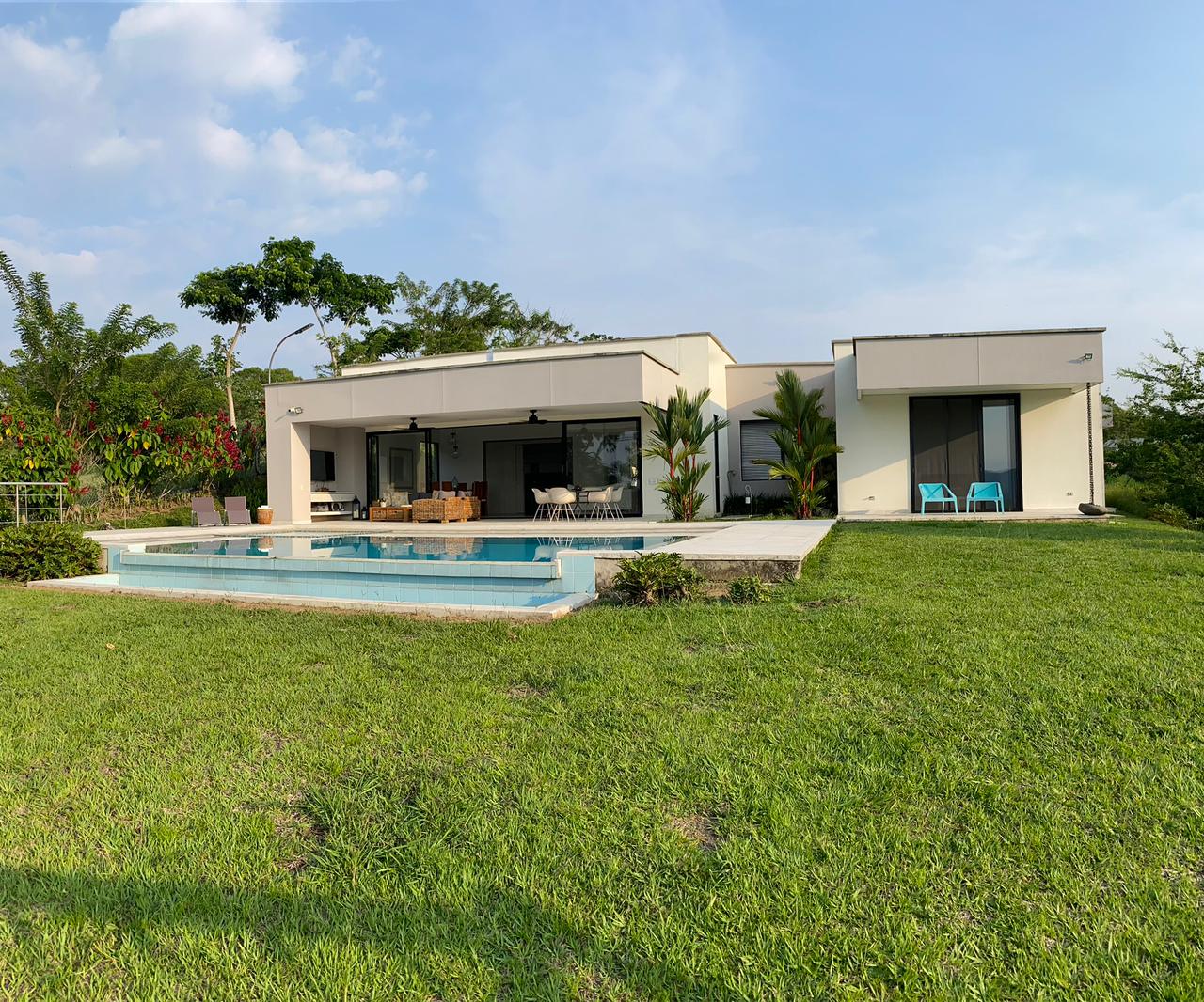 Spacious Luxury Home in Cerritos, Pereira: Modern Design With Private Pool — imagen 3
