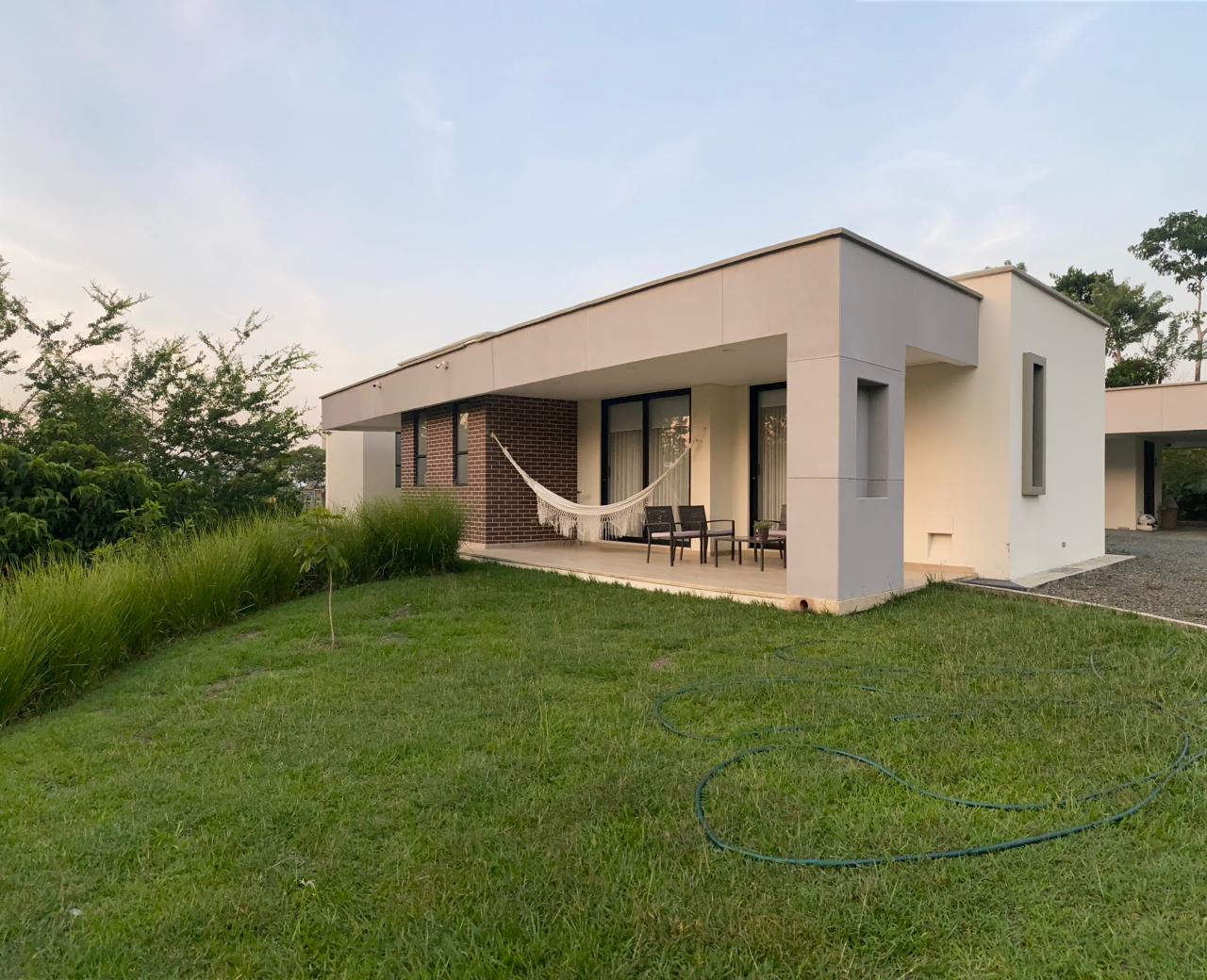 Spacious Luxury Home in Cerritos, Pereira: Modern Design With Private Pool — imagen 4