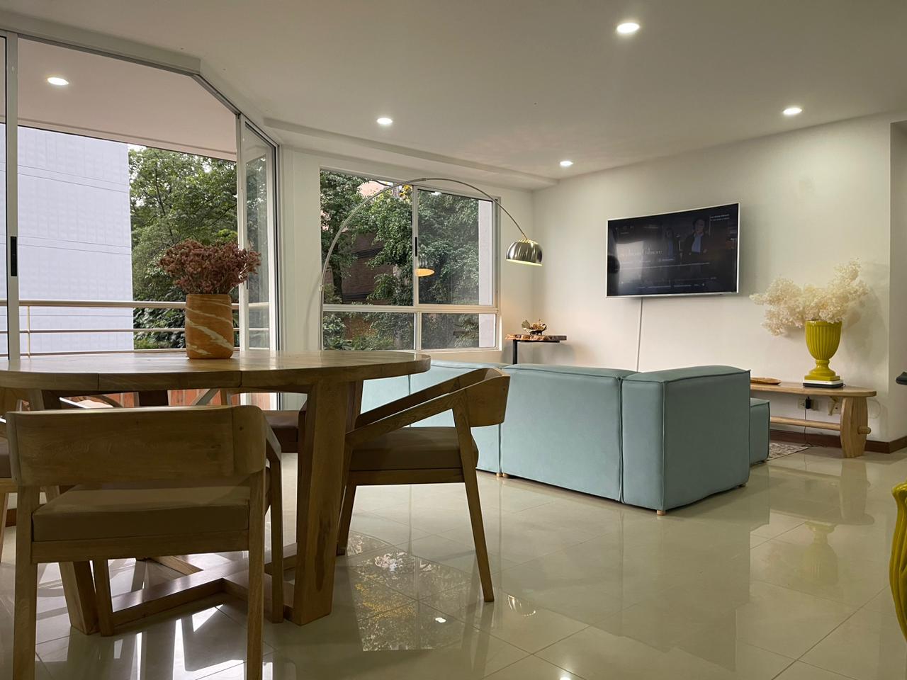 Prime Provenza Location: Three-Bedroom Apartment with Balcony. — imagen 1