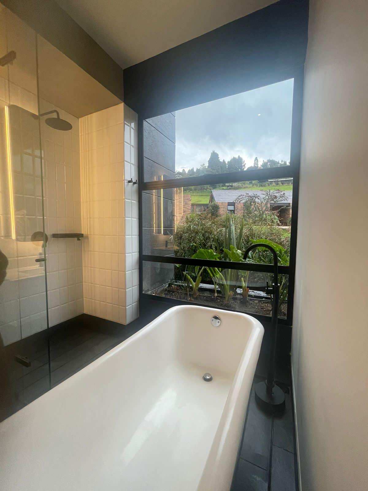Luxurious Four-Bedroom Home in Las Palmas With BBQ and Jacuzzi. — imagen 4