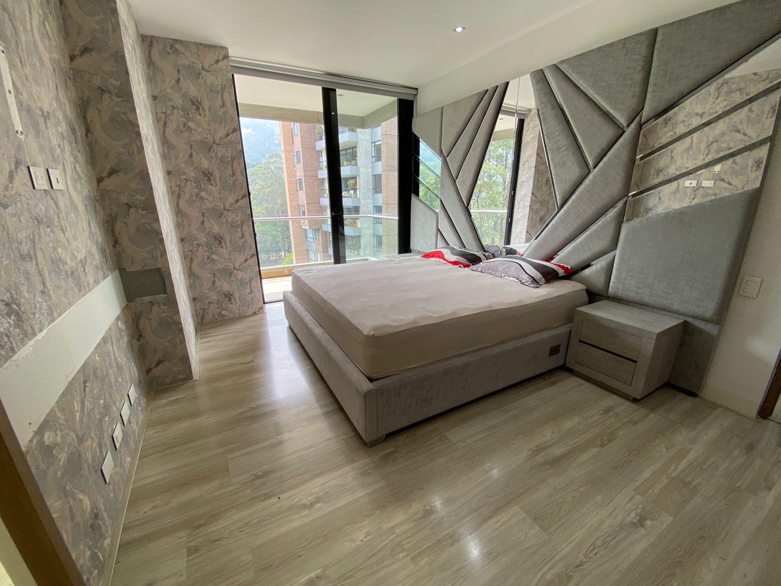 Spacious High-Floor Apartment with City Views in El Poblado — imagen 1