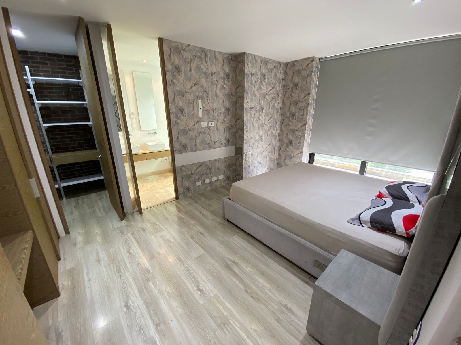 Spacious High-Floor Apartment with City Views in El Poblado — imagen 3