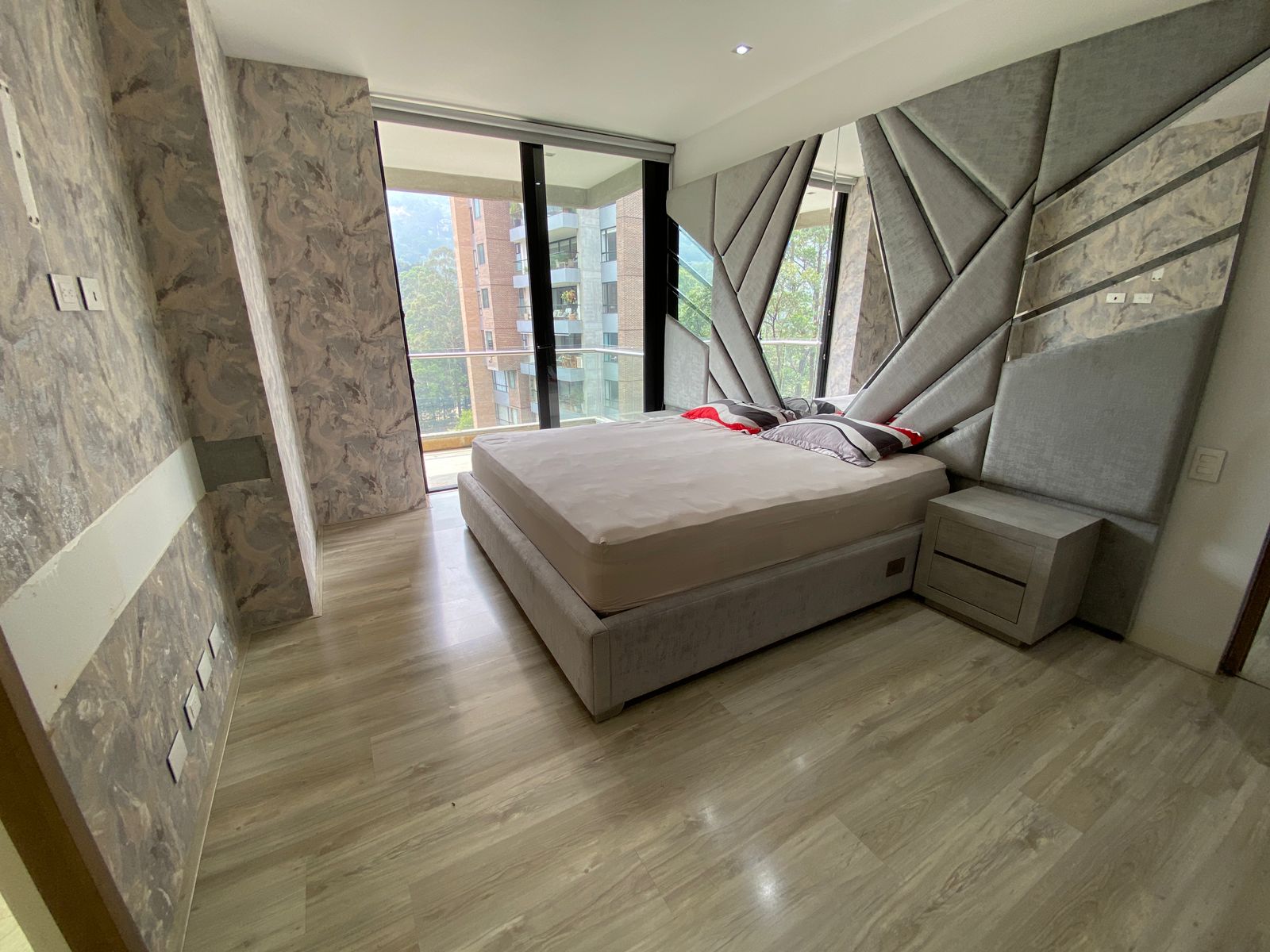 Spacious High-Floor Apartment with City Views in El Poblado — imagen 4