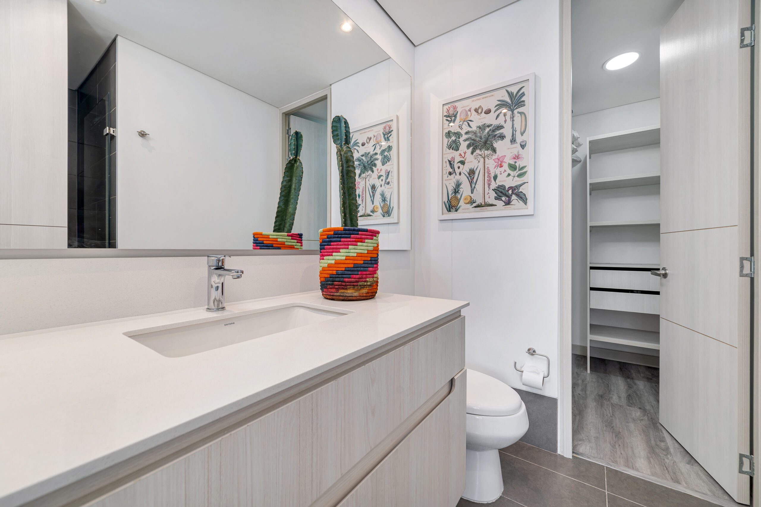 Modern One-Bedroom Apartment with City Views in Tesoro Neighborhood [El Poblado] — imagen 4