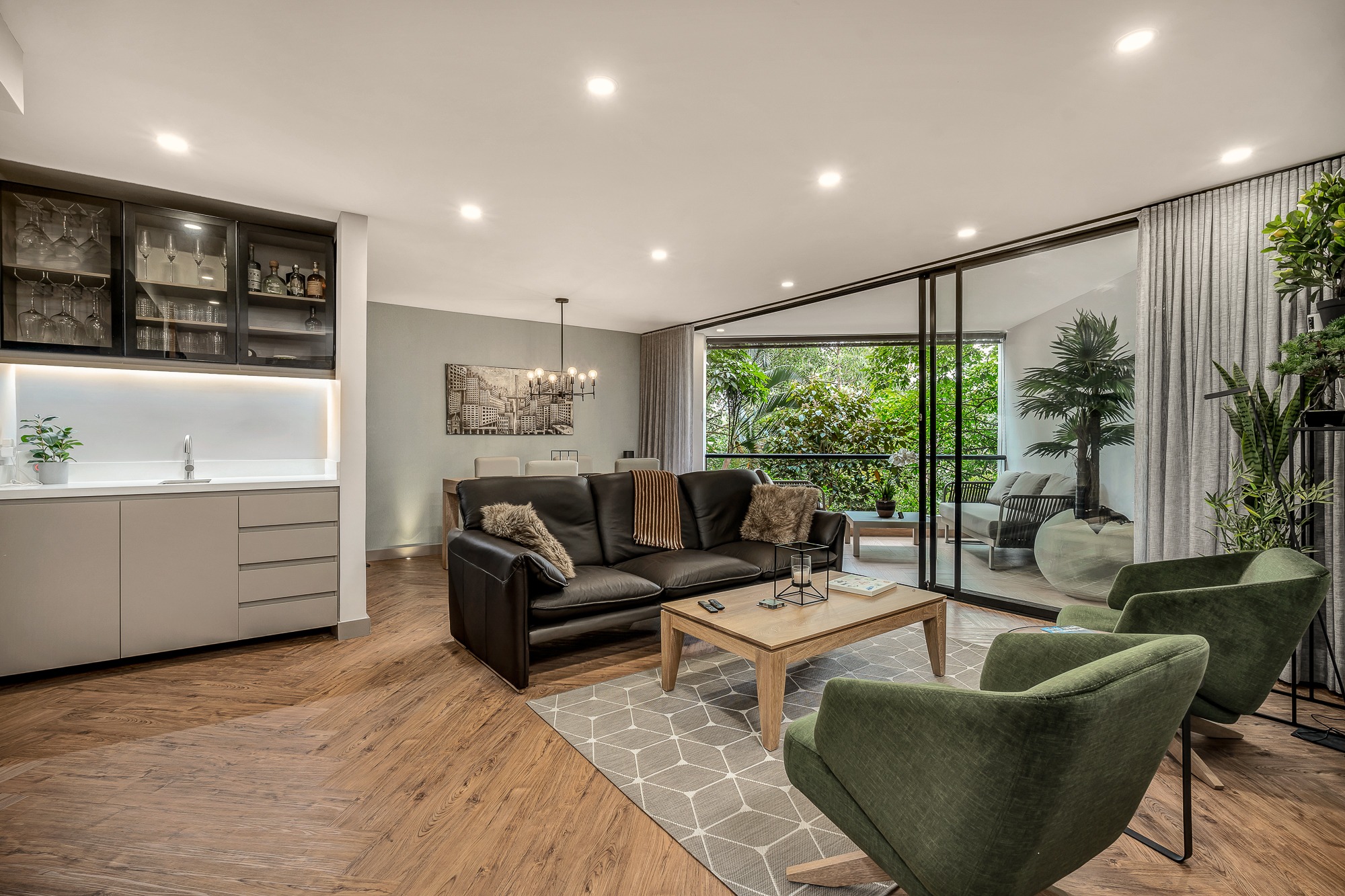 Newly Renovated Three Bedroom Apartment With Two Balconies and Prime Location. — imagen 1