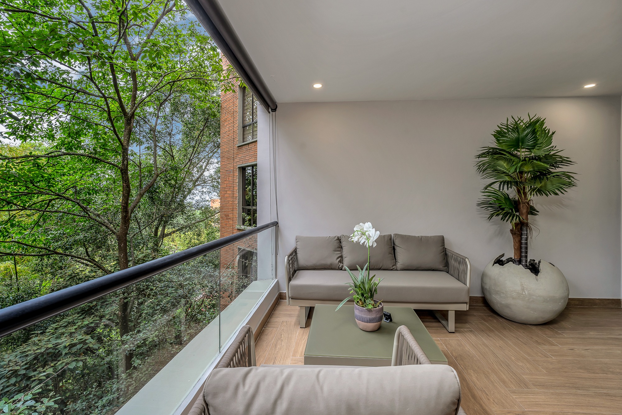 Newly Renovated Three Bedroom Apartment With Two Balconies and Prime Location. — imagen 3