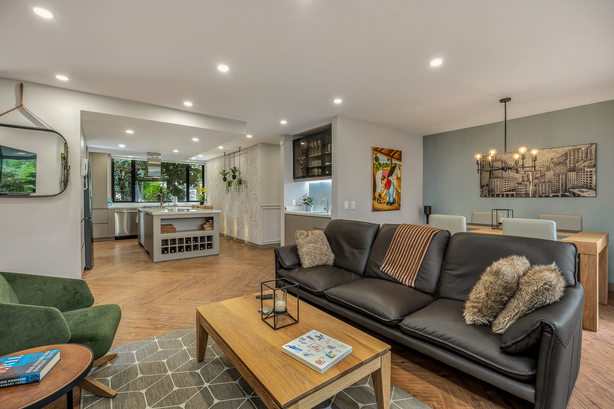 Newly Renovated Three Bedroom Apartment With Two Balconies and Prime Location. — imagen 4