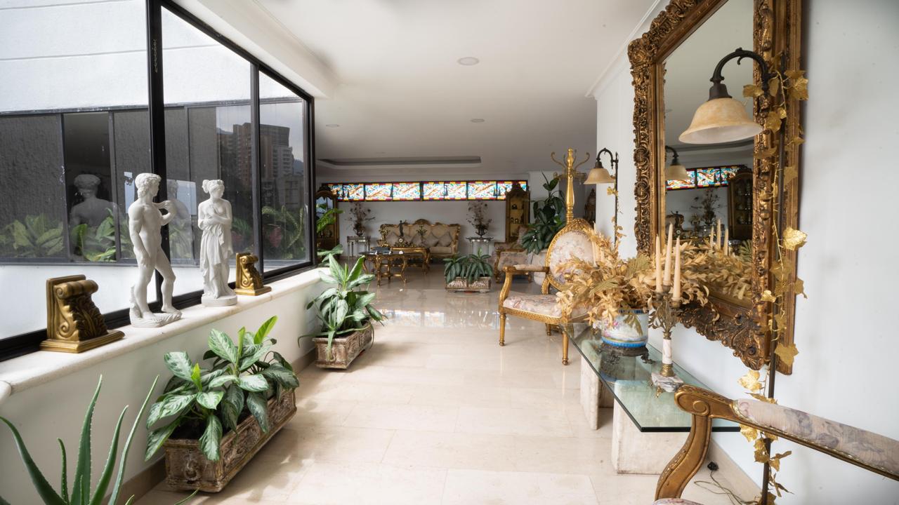 Spacious Four Bedroom Apartment with Remodeling Potential in prime Location — imagen 1