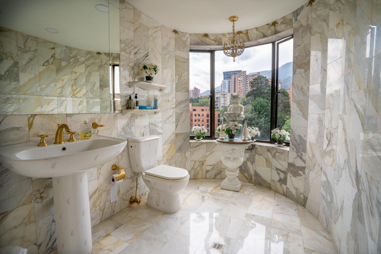 Spacious Four Bedroom Apartment with Remodeling Potential in prime Location — imagen 3