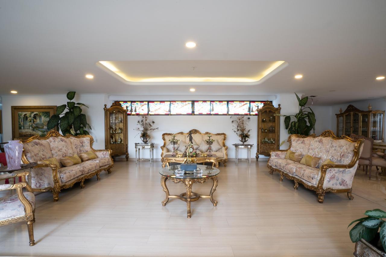 Spacious Four Bedroom Apartment with Remodeling Potential in prime Location — imagen 4