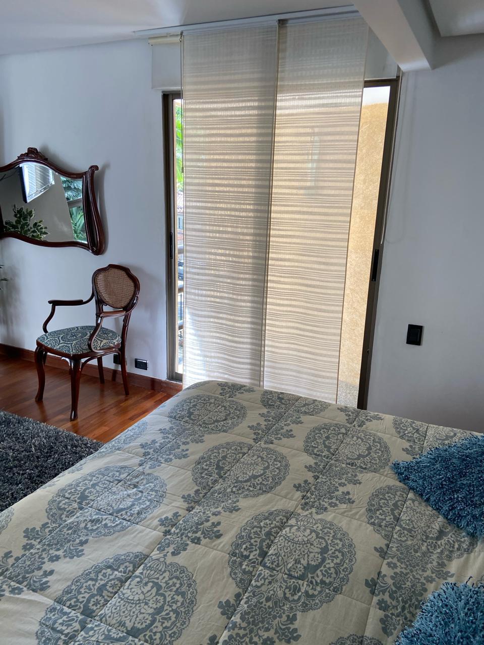 Huge Apartment Walking Distance To Provenza — imagen 1