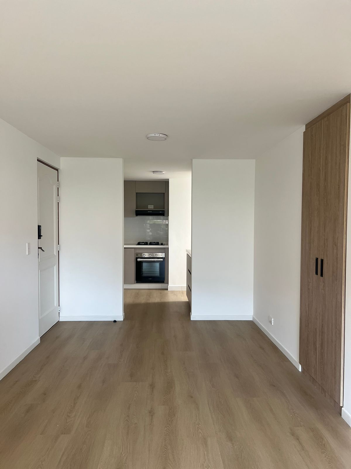 Remodeled 2-Bedroom Apartment with City and Green Views Walking Distance to Provenza — imagen 3