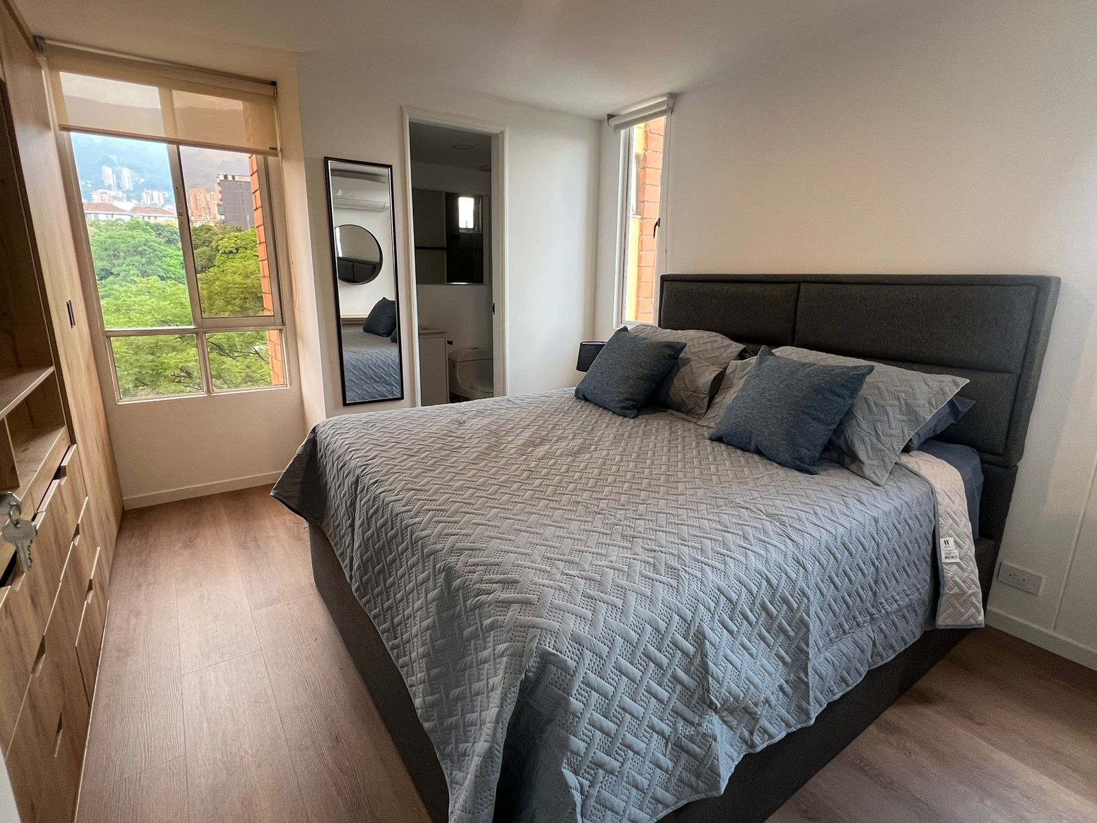 Fully Furnished Remodeled Apartment with City Views Walking Distance to Provenza — imagen 3