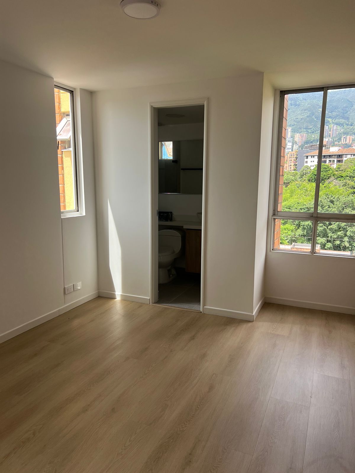 Remodeled 2-Bedroom Apartment with City and Green Views Walking Distance to Provenza — imagen 4