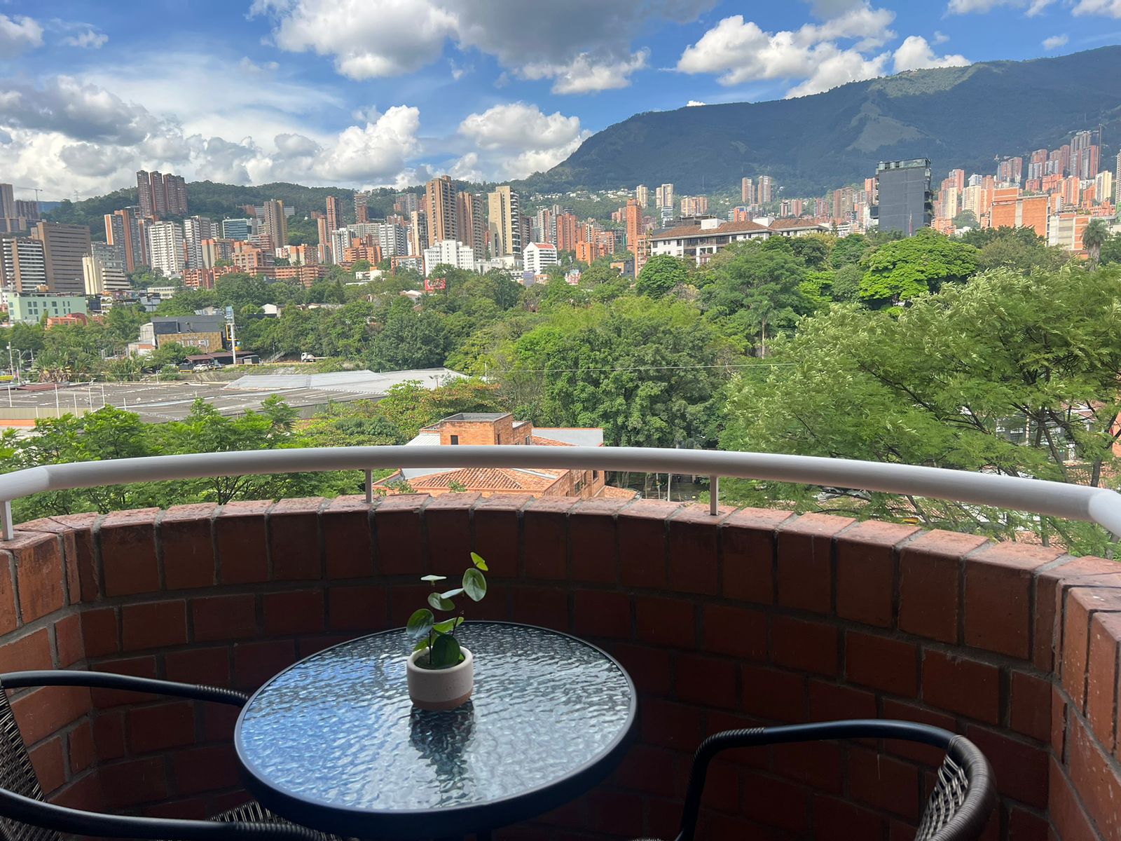 Fully Furnished Remodeled Apartment with City Views Walking Distance to Provenza — imagen 4