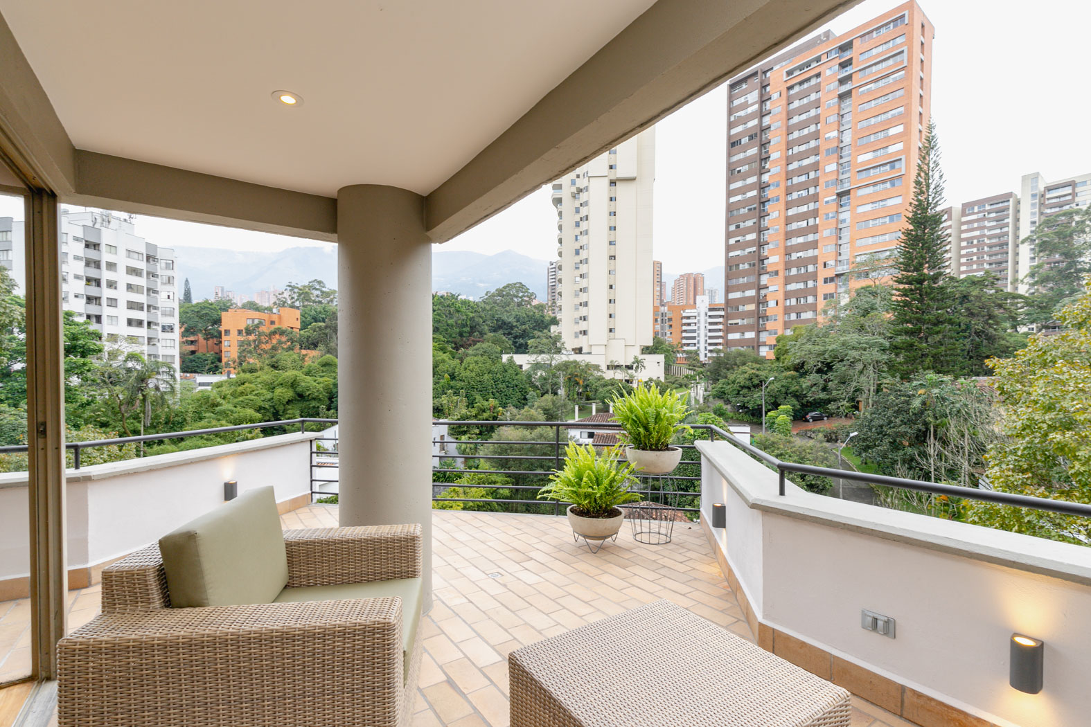 Fully Furnished Penthouse with Terrace in Poblado — imagen 3