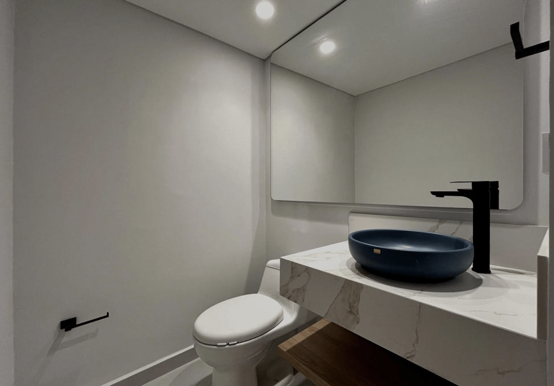 Modern Renovated Three-Bedroom Apartment Steps to Provenza — imagen 3