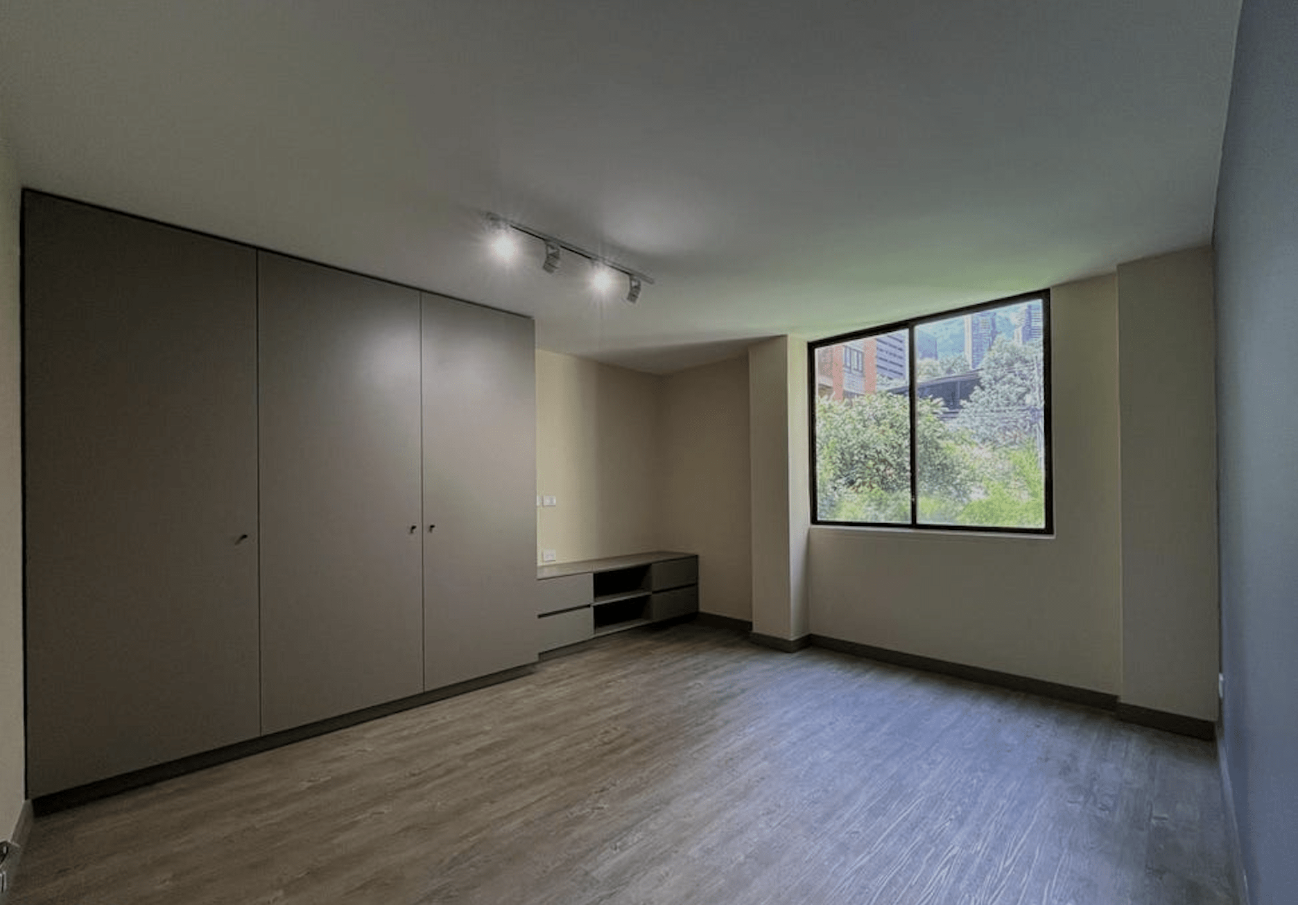 Modern Renovated Three-Bedroom Apartment Steps to Provenza — imagen 4