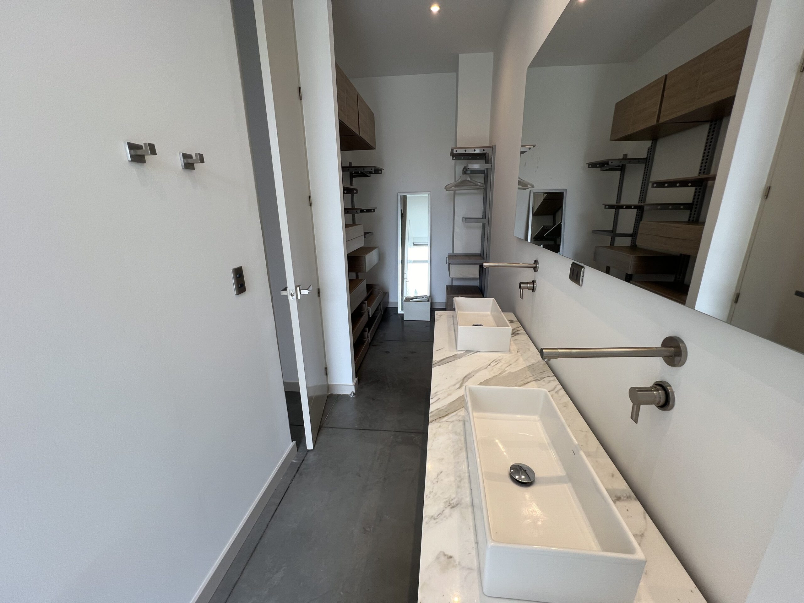 Industrial Design One-Bedroom Apartment with Stunning Green Views [Provenza] — imagen 1