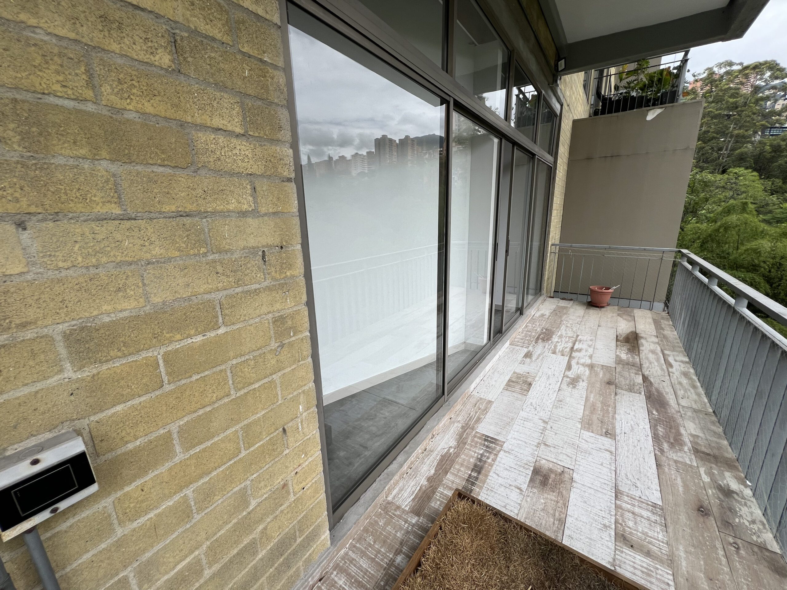 Industrial Design One-Bedroom Apartment with Stunning Green Views [Provenza] — imagen 3