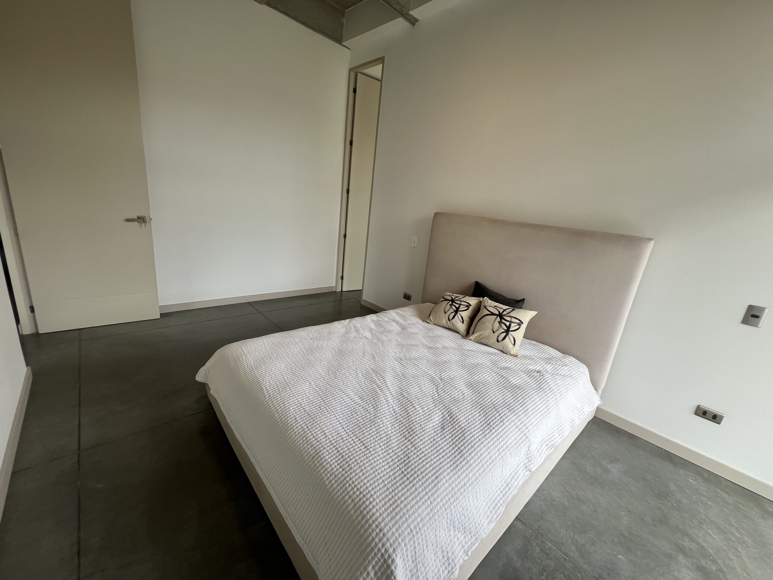Industrial Design One-Bedroom Apartment with Stunning Green Views [Provenza] — imagen 4