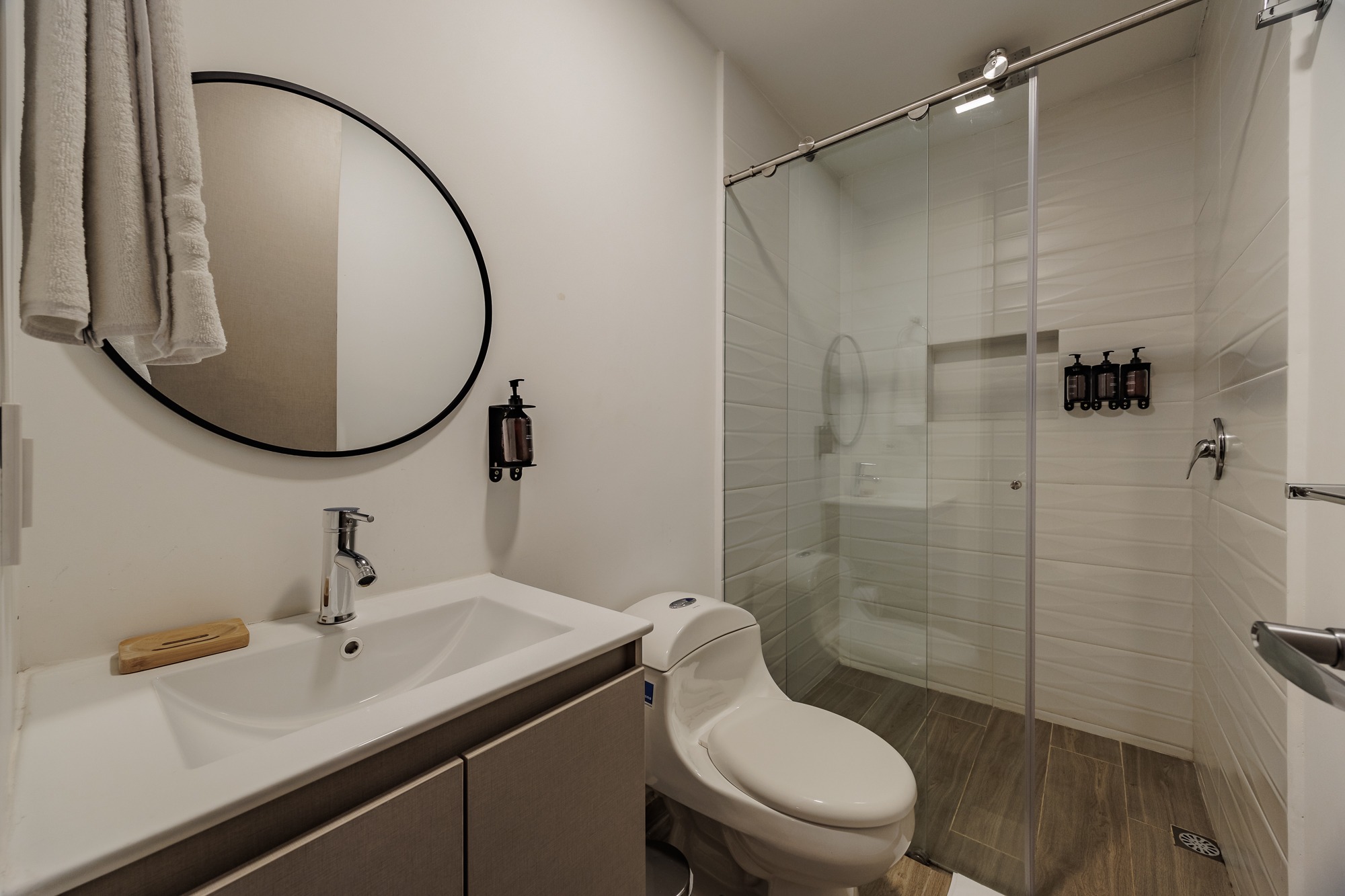 Laureles Daily Rental Apartment with Modern Industrial Design [Medellin] — imagen 3