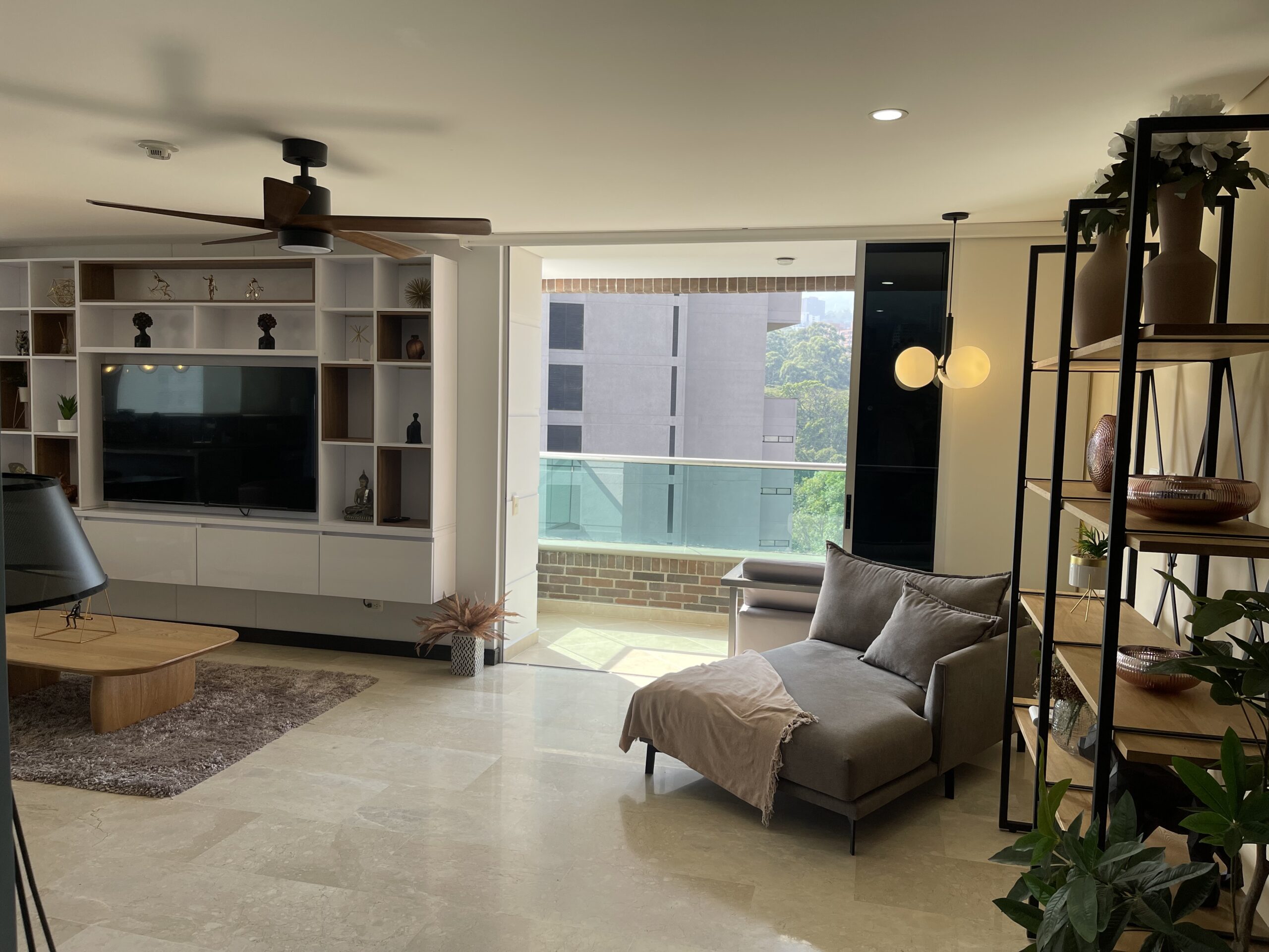 Huge Full Level Apartment with Private Terrace near Golden Mile – Medellin — imagen 1