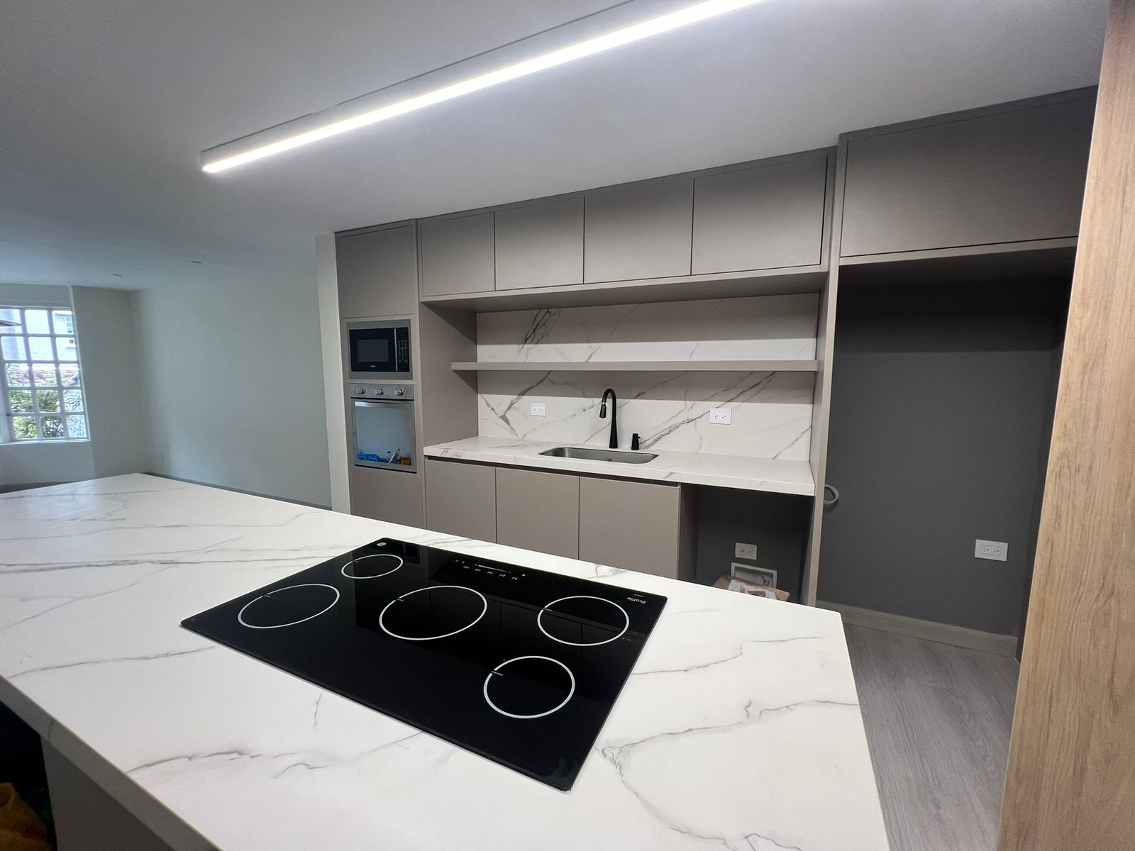 El Tesoro Remodeled House Steps from the Best Shopping Mall in Medellin — imagen 1