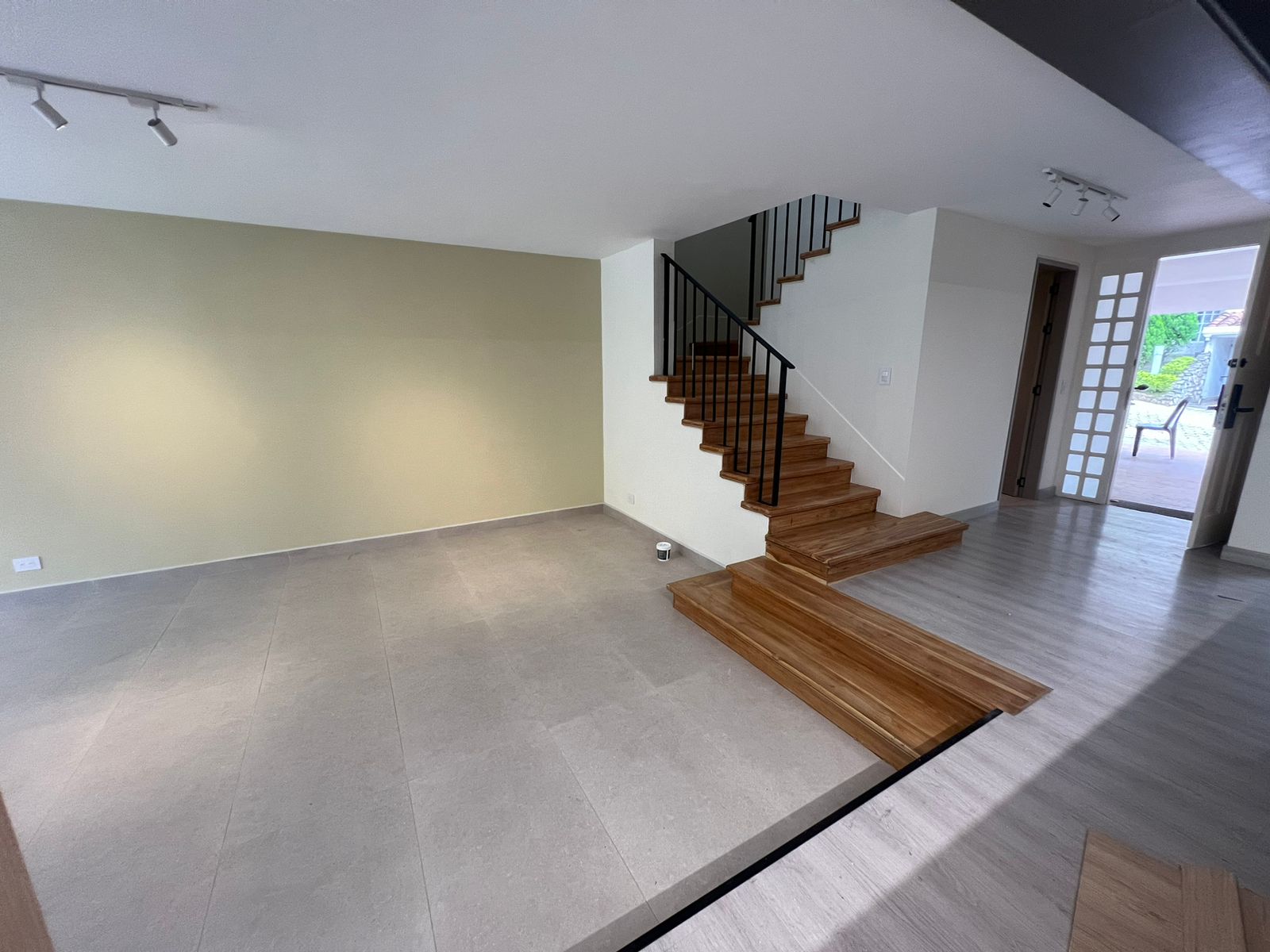 El Tesoro Remodeled House Steps from the Best Shopping Mall in Medellin — imagen 3