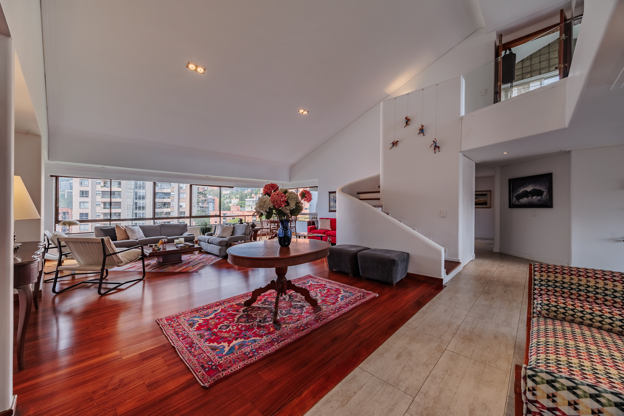 Provenza Duplex Penthouse Ready to Remodel [Hidden Gem] — imagen 1