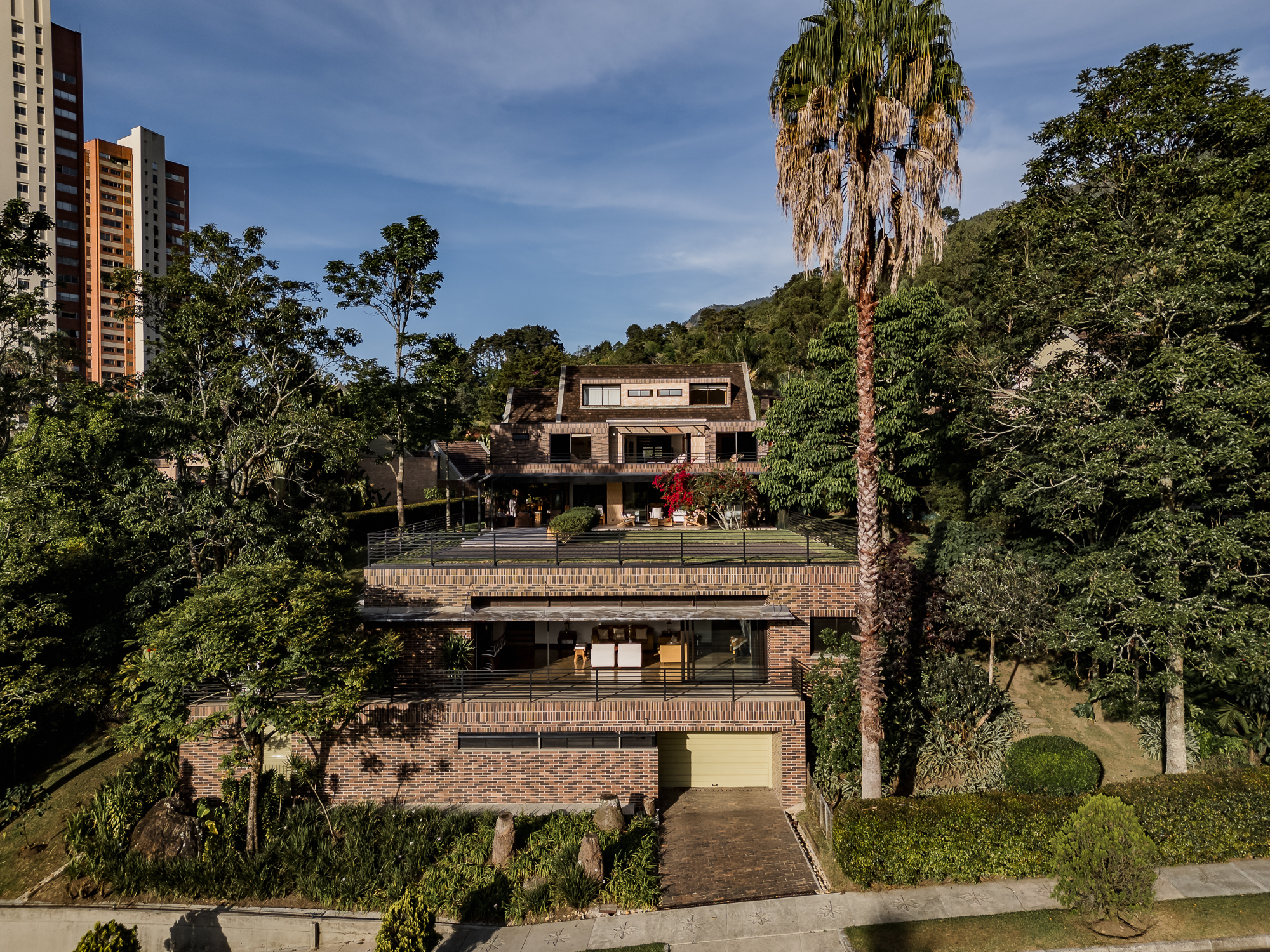 Immense 6 Bedroom Poblado House Steps Away to El Tesoro Area — imagen 1