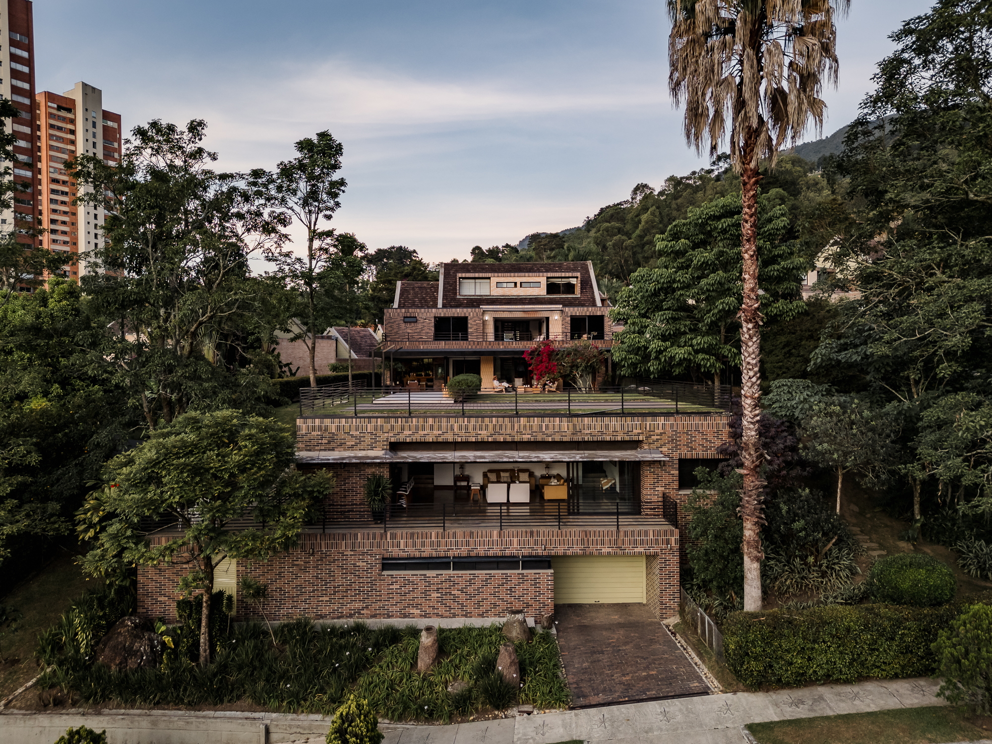 Immense 6 Bedroom Poblado House Steps Away to El Tesoro Area — imagen 3