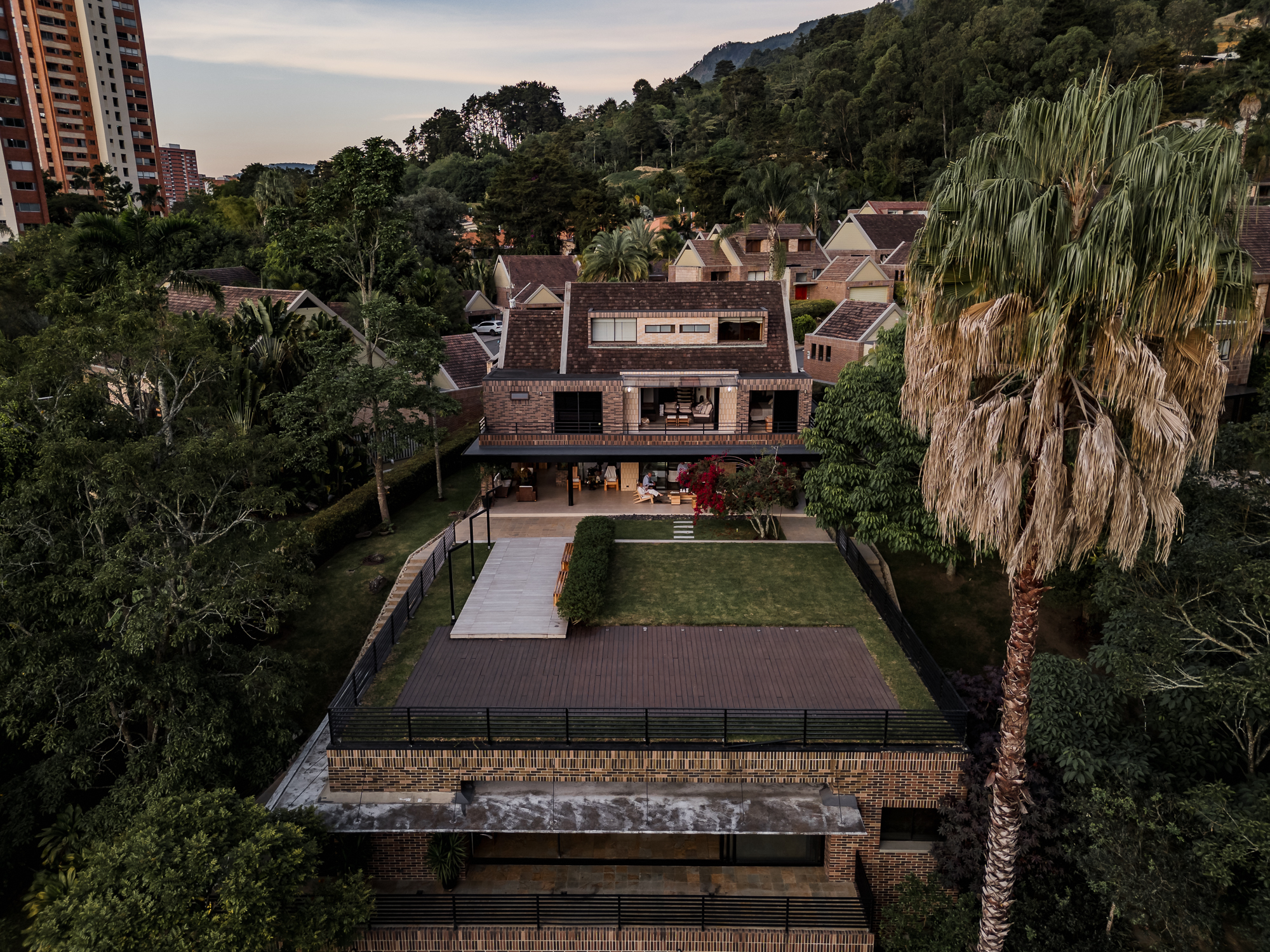 Immense 6 Bedroom Poblado House Steps Away to El Tesoro Area — imagen 4