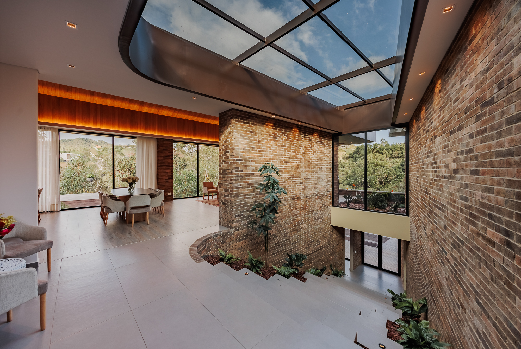 Elegant 4-Bedroom House with High-End Finishes in Medellin [Loma del Escobero] — imagen 1