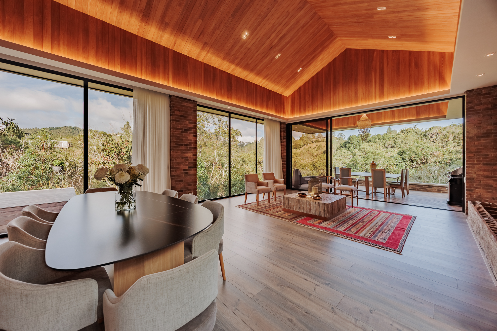 Elegant 4-Bedroom House with High-End Finishes in Medellin [Loma del Escobero] — imagen 3