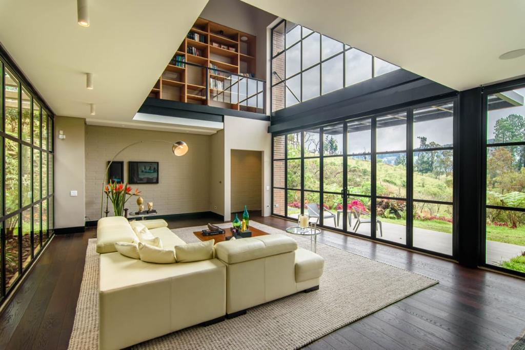 Industrial House Located In Alto De Las Palmas Surrounded By Forest — imagen 4