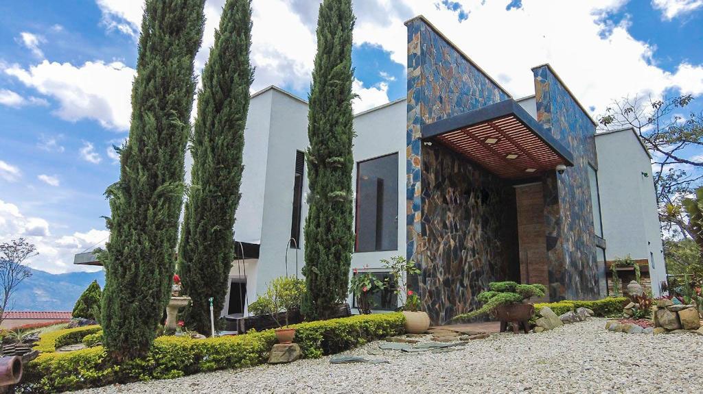 Luxurious House With Unbeatable Views Located In Los Balsos, El Poblado — imagen 1