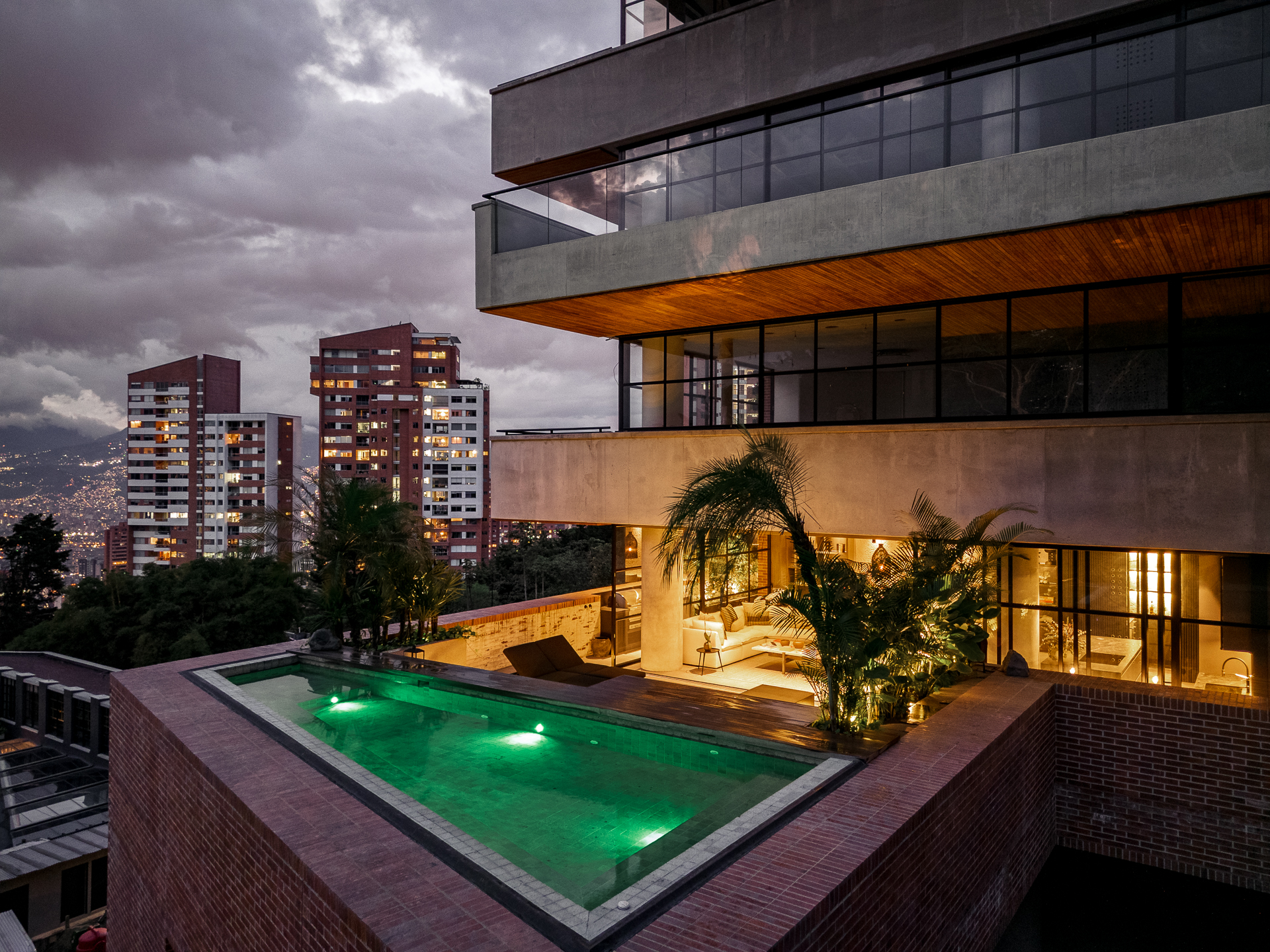 Luxurious Condo with Expansive Terrace in El Tesoro Area — imagen 1