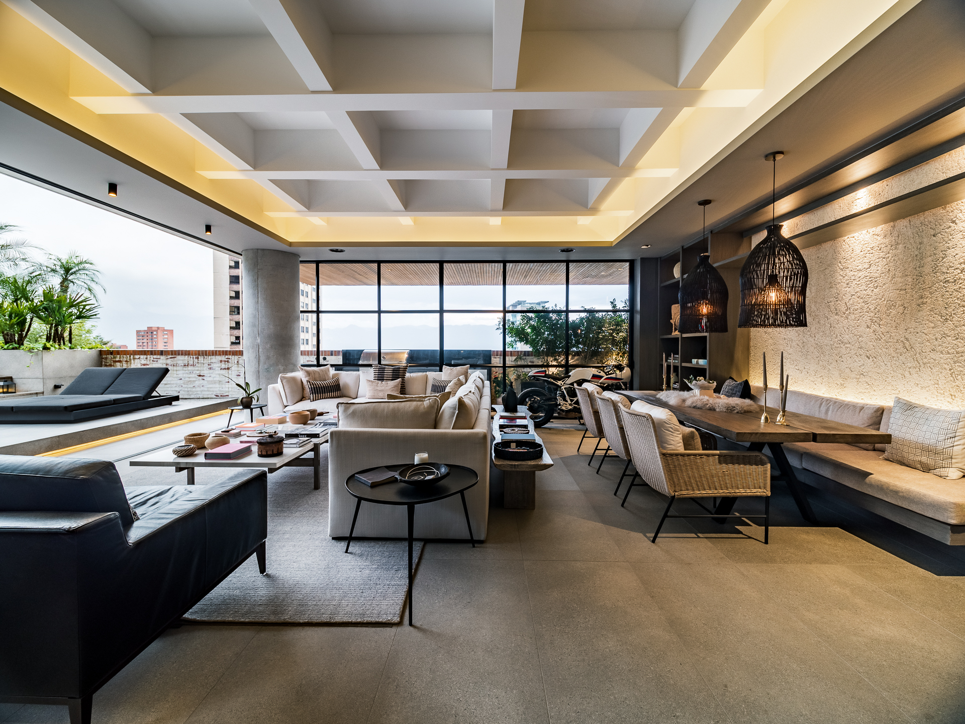 Luxurious Condo with Expansive Terrace in El Tesoro Area — imagen 3