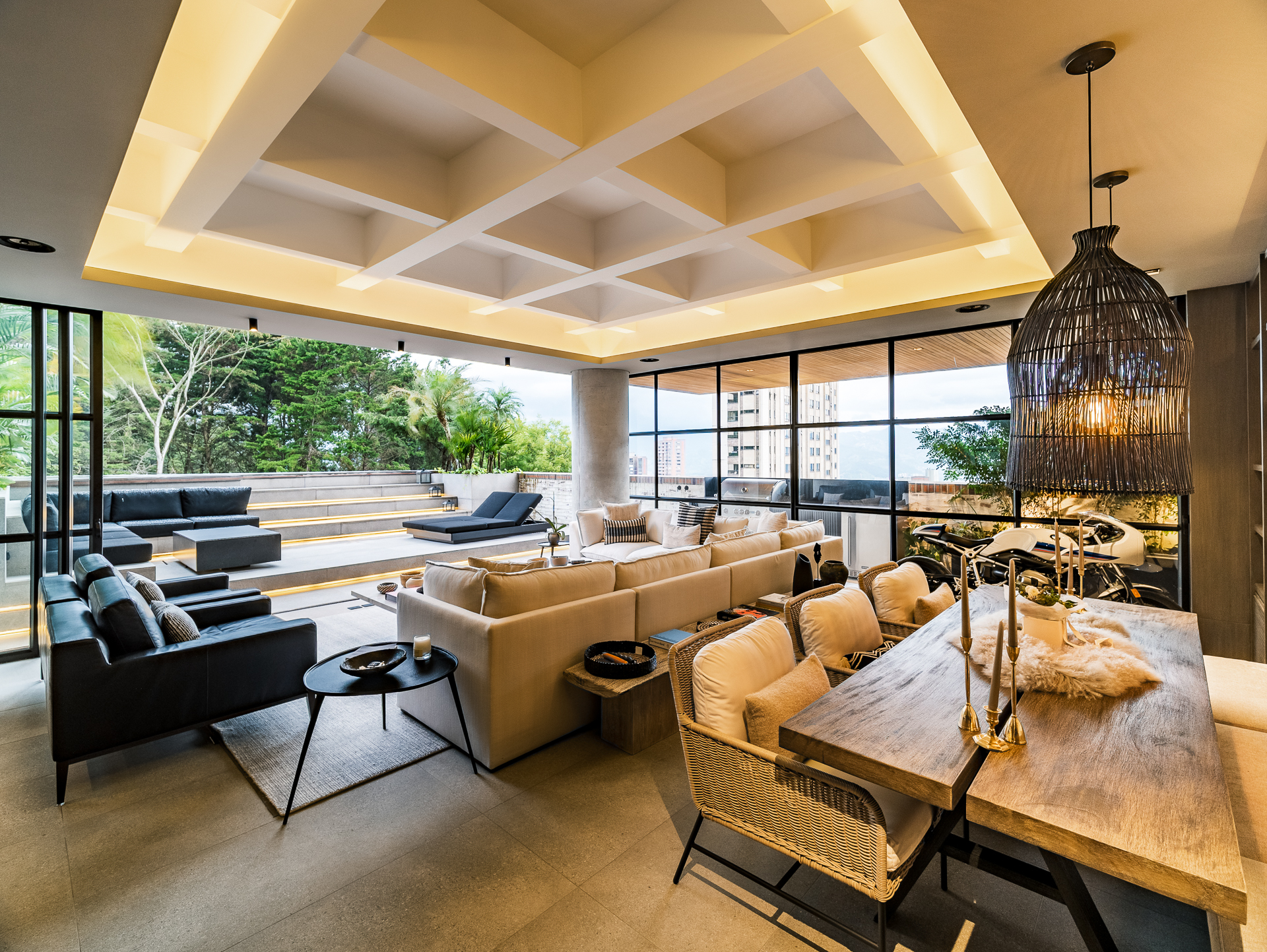 Luxurious Condo with Expansive Terrace in El Tesoro Area — imagen 4