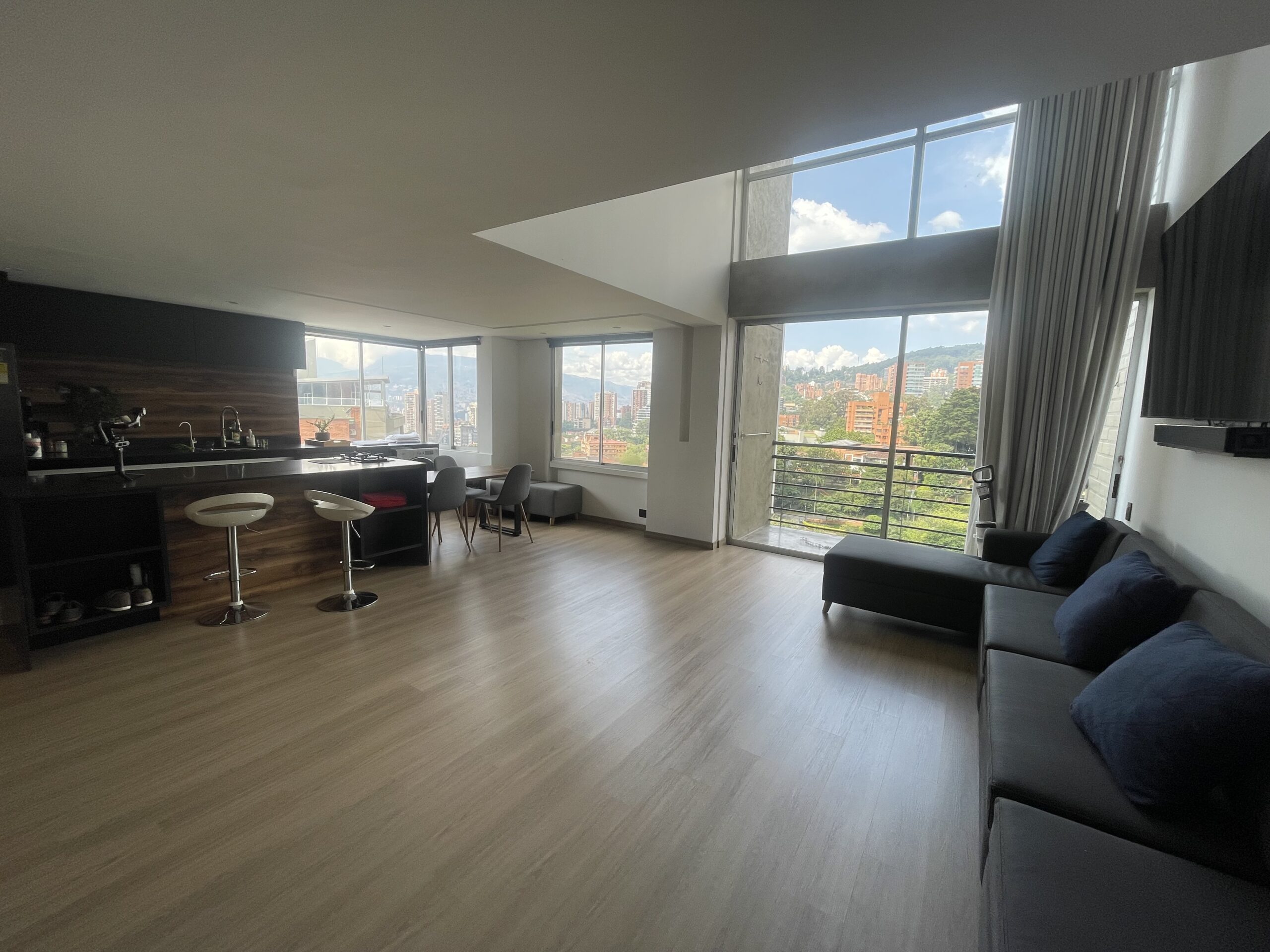 Luxurious Three Level Penthouse with Stunning Terrace Views — imagen 1