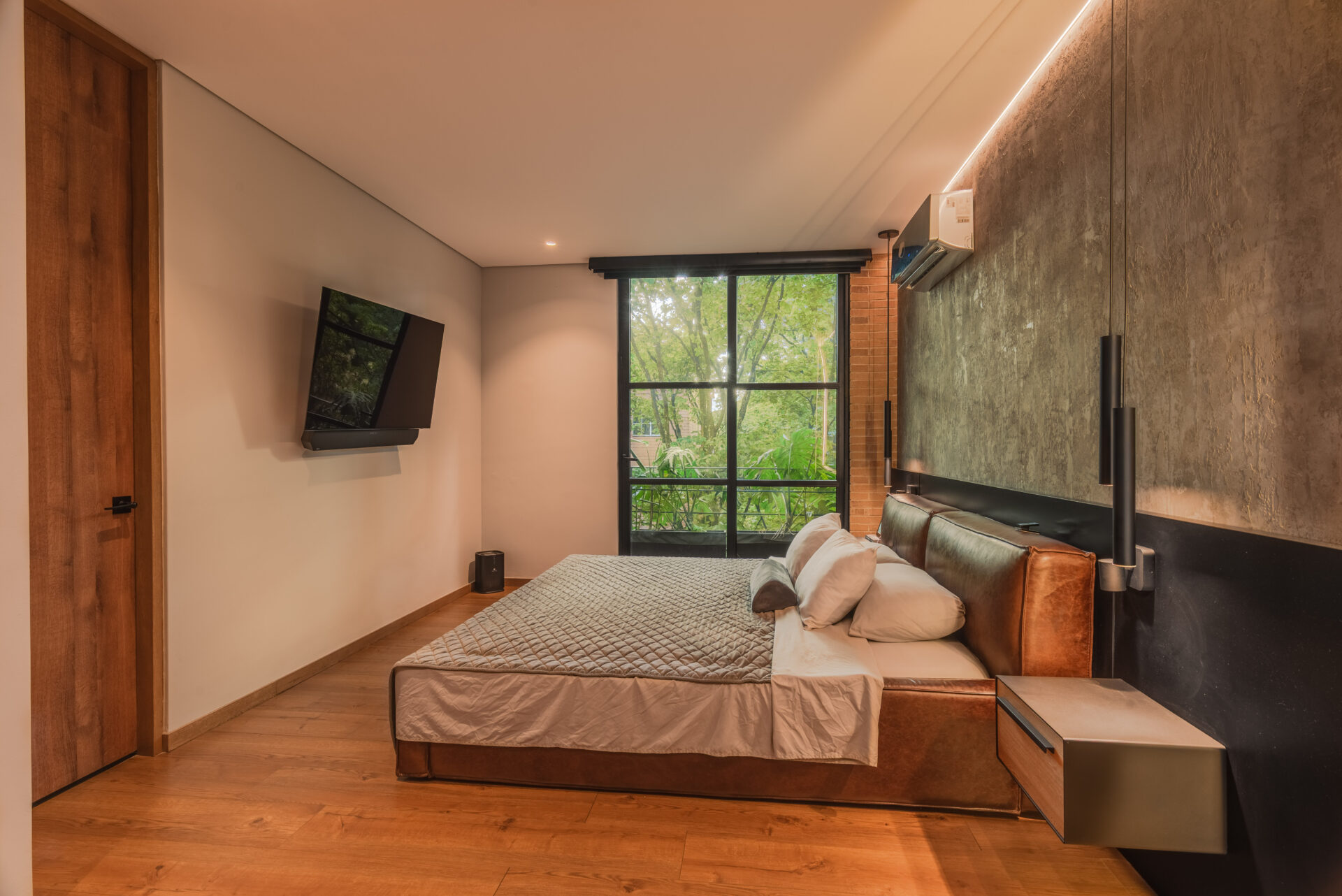 Modern Two Bedroom Apartment Striking Distance To Provenza — imagen 3