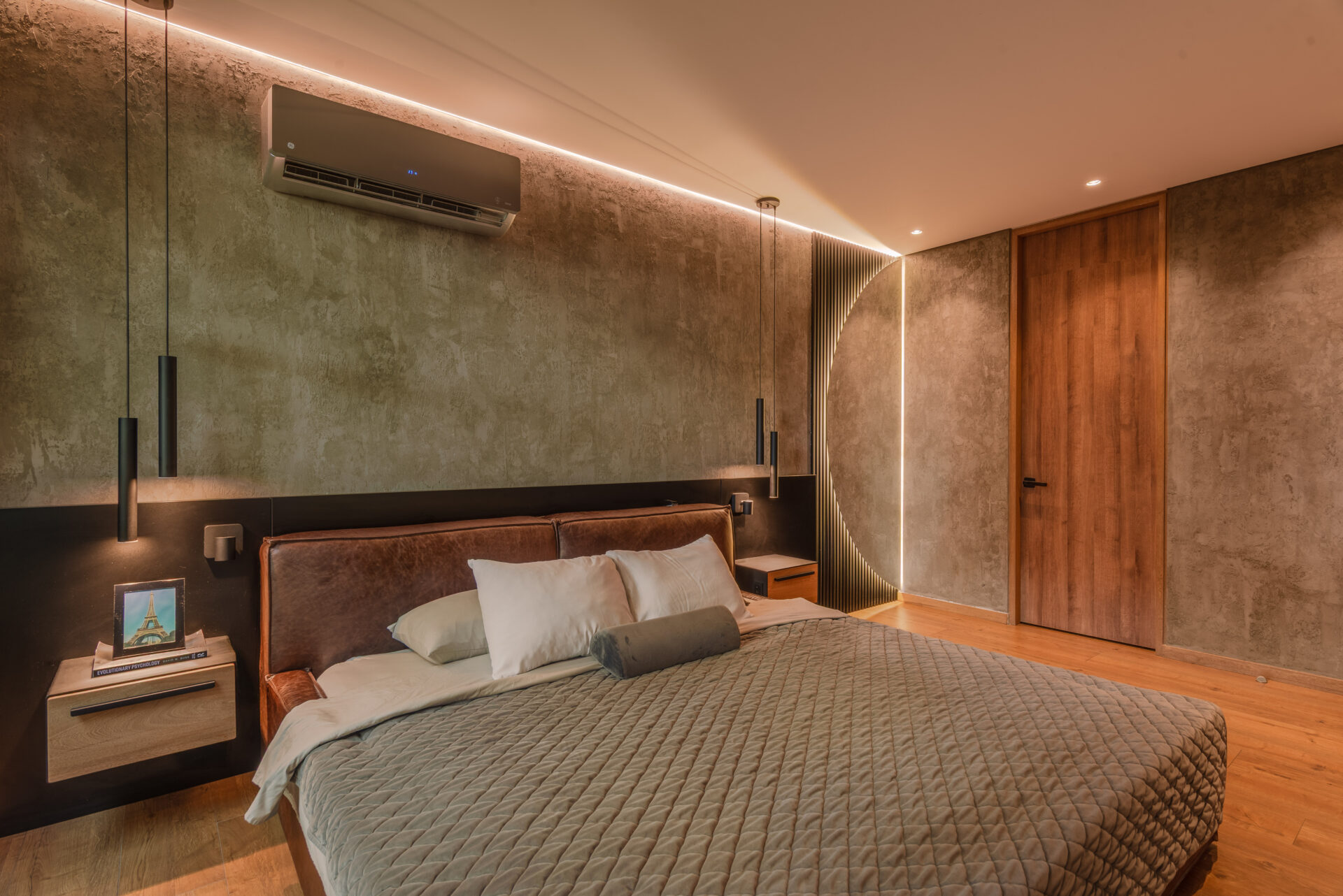 Modern Two Bedroom Apartment Striking Distance To Provenza — imagen 4