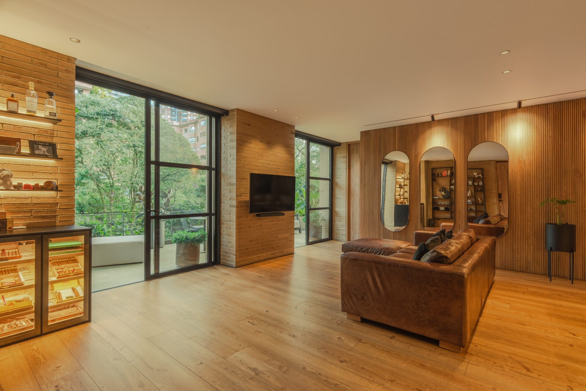 Modern Two Bedroom Apartment Striking Distance To Provenza — imagen 9