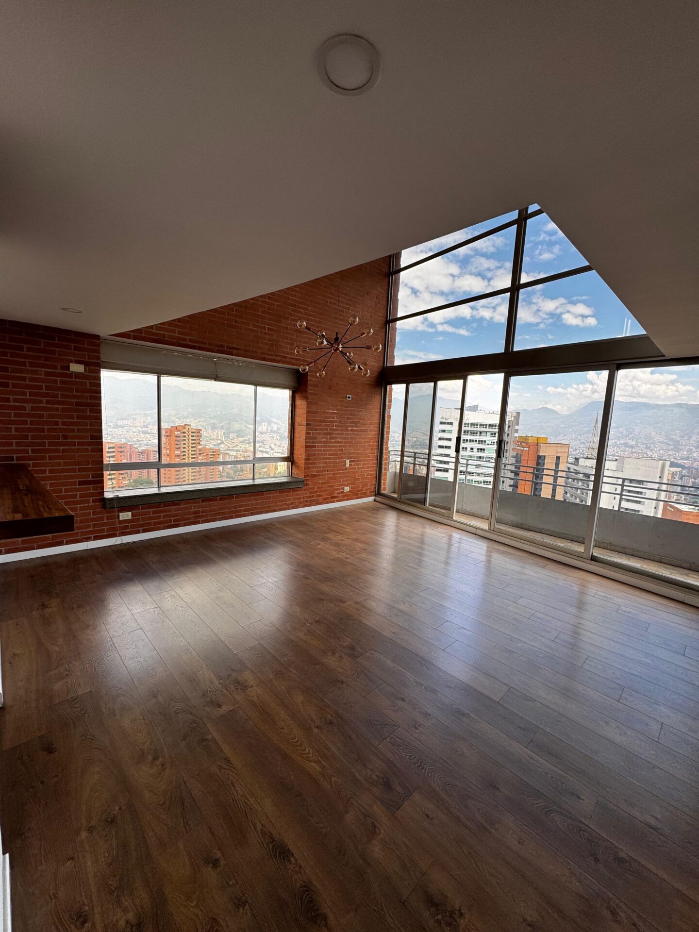 Two-Level Apartment with Double-Height Ceilings in El Tesoro, El Poblado — imagen 1