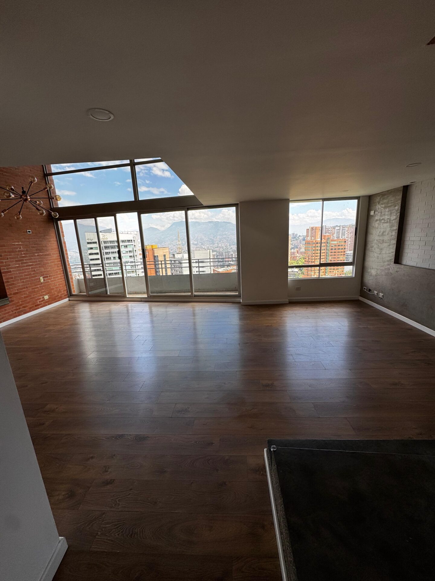 Two-Level Apartment with Double-Height Ceilings in El Tesoro, El Poblado — imagen 3